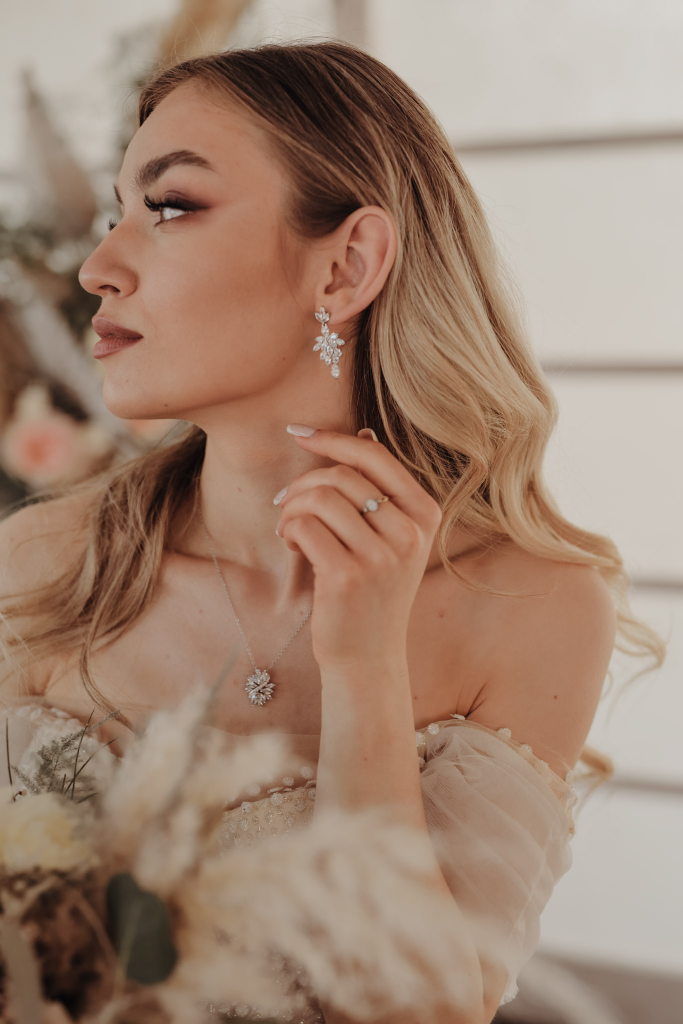 eleganckie długie kolczyki ślubne biżuteria ślubna trendy ślubne