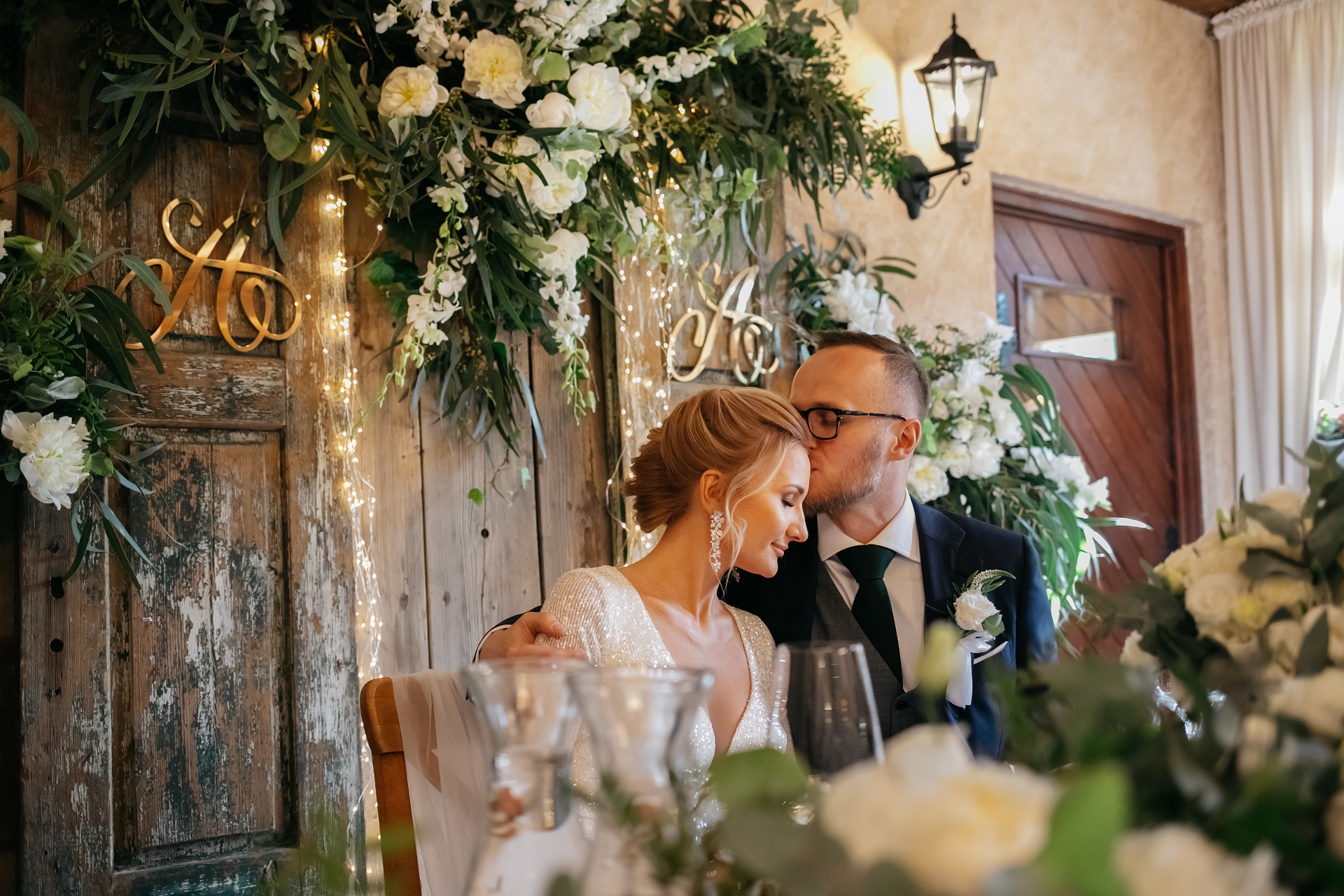 Elegancka Panna Młoda w długich kolczykach głęboki dekolt sukni ślubnej