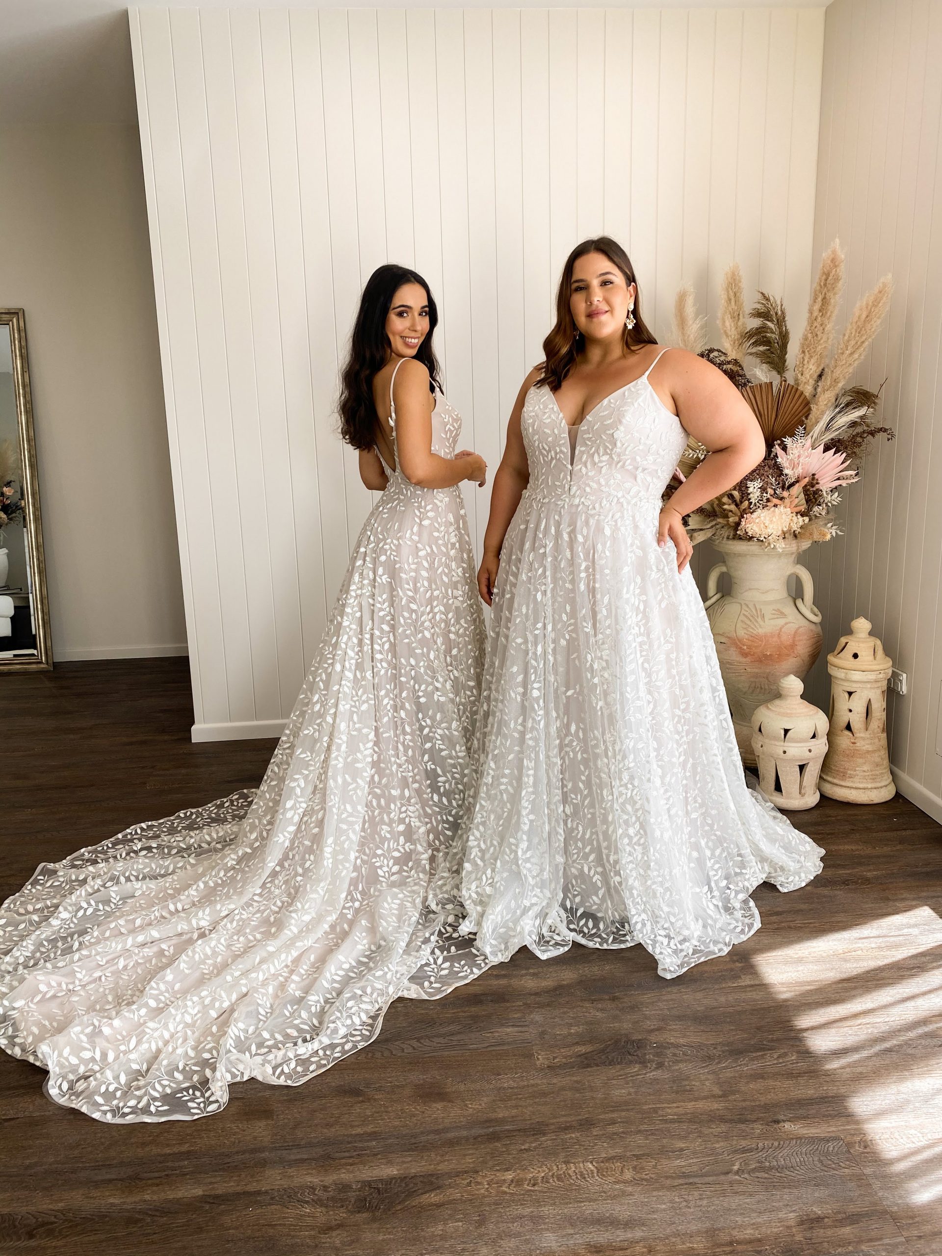 Suknia ślubna plus size głęboki dekolt.