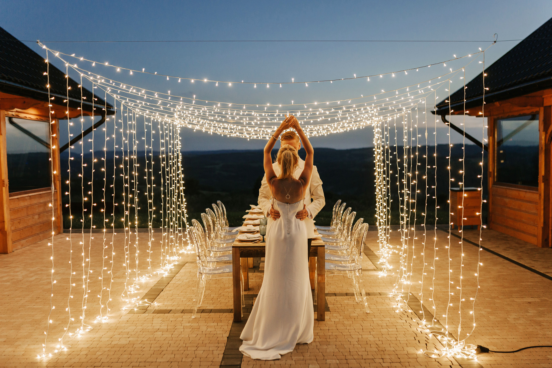 ślub w plenerze oświetlenie typu fairy light - trend ślubny w 2022 roku