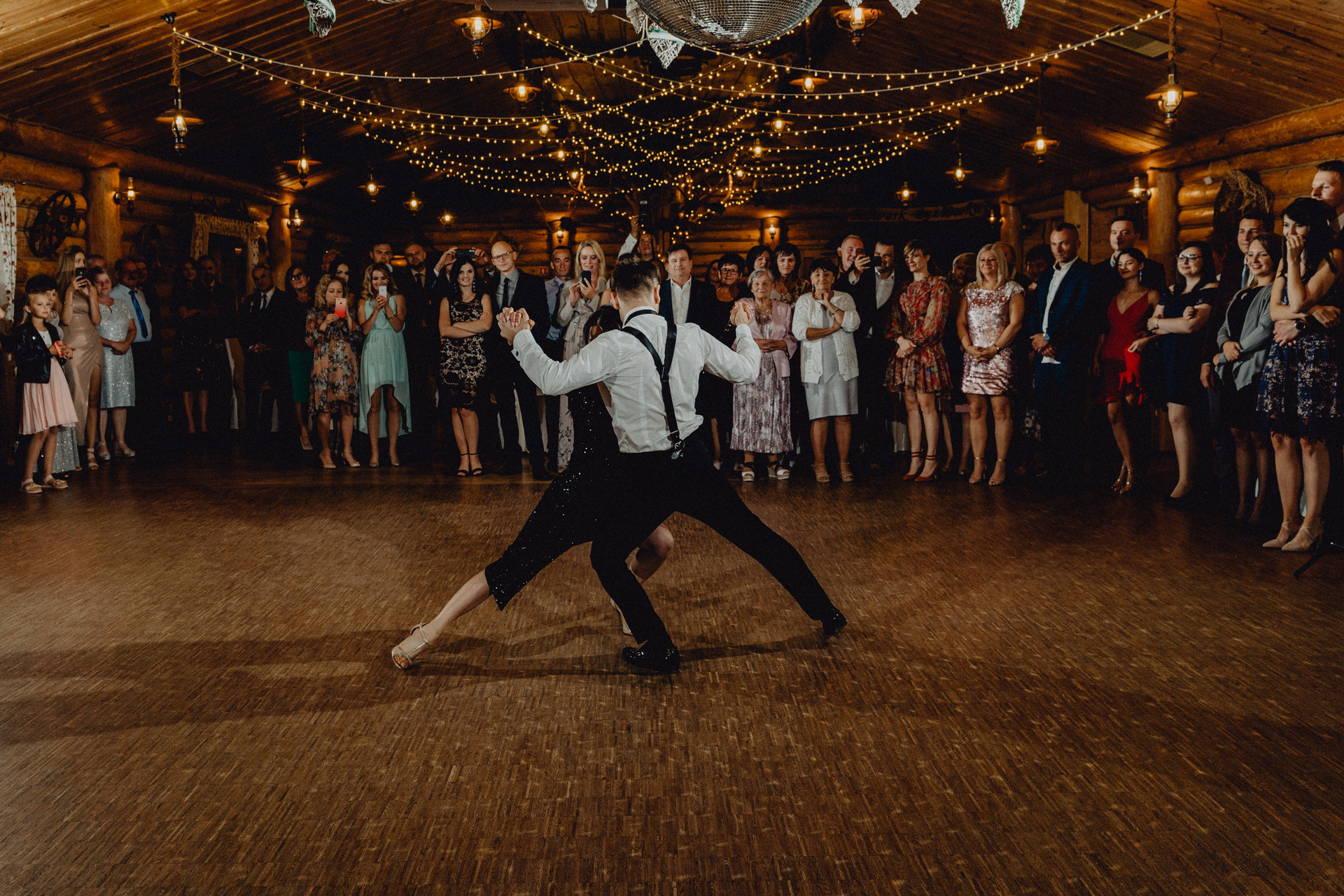 ślub w plenerze oświetlenie typu fairy light  sala weselna - trend ślubny w 2022 roku