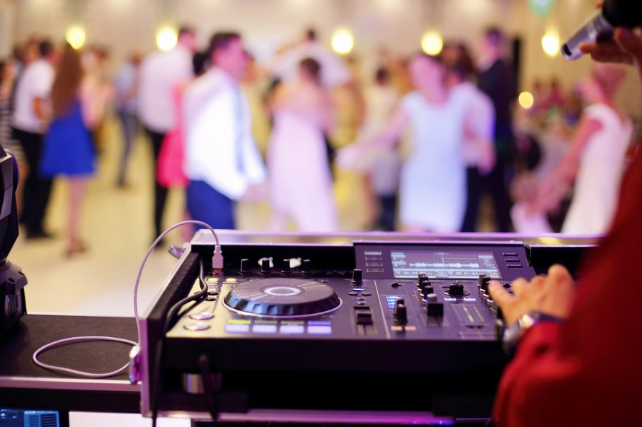 Sprawdź, jak przygotować się do współpracy z DJ-em i jakie zadać pytania podczas rozmowy!