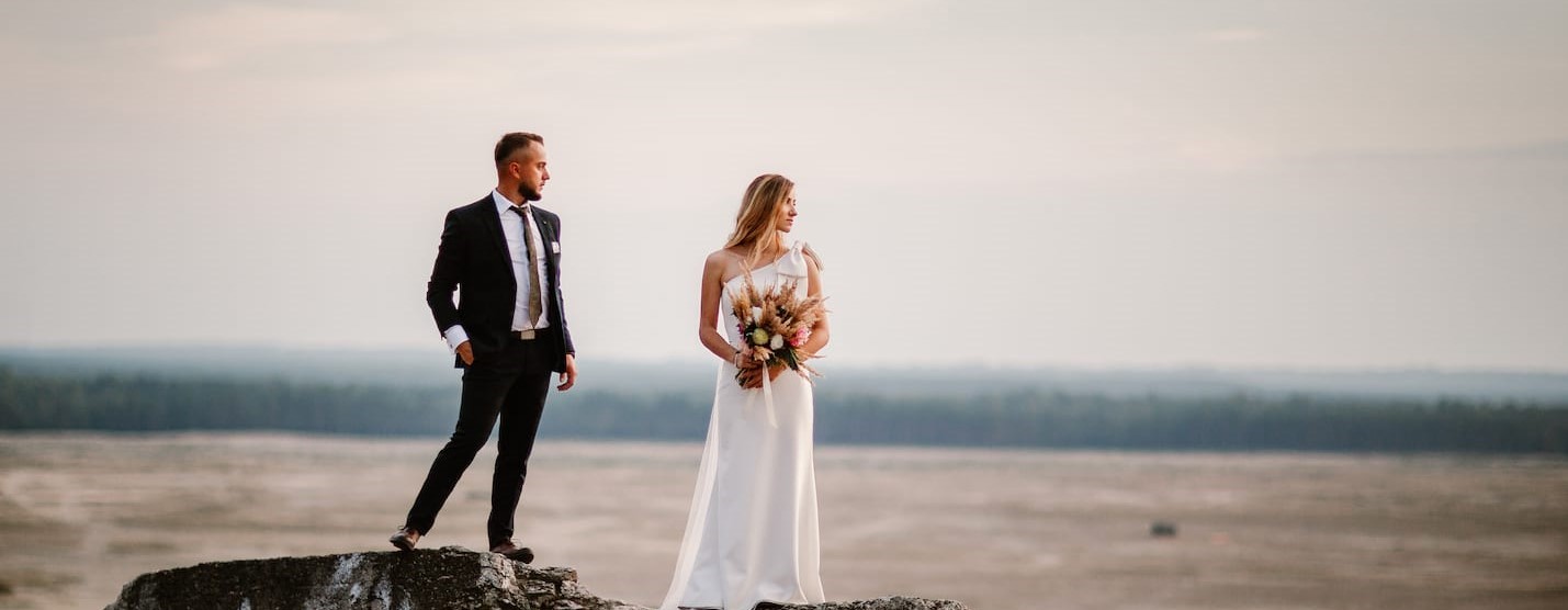 para młoda podczas sesji plenerowej na plaży