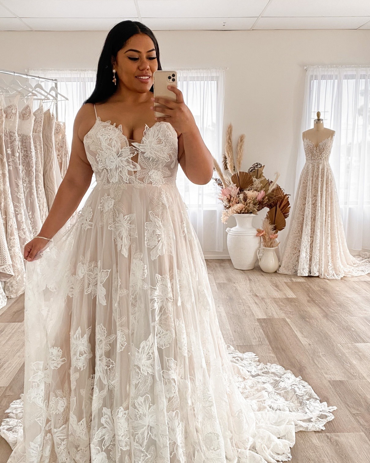 panna młoda w salonie sukni ślubnej