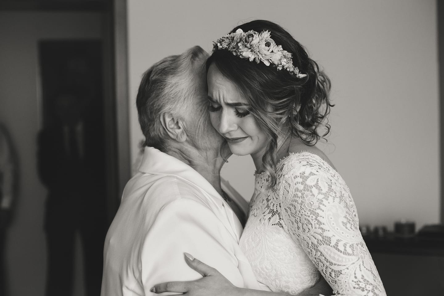 babcia z panna młodą w domu podczas błogosławieństwa