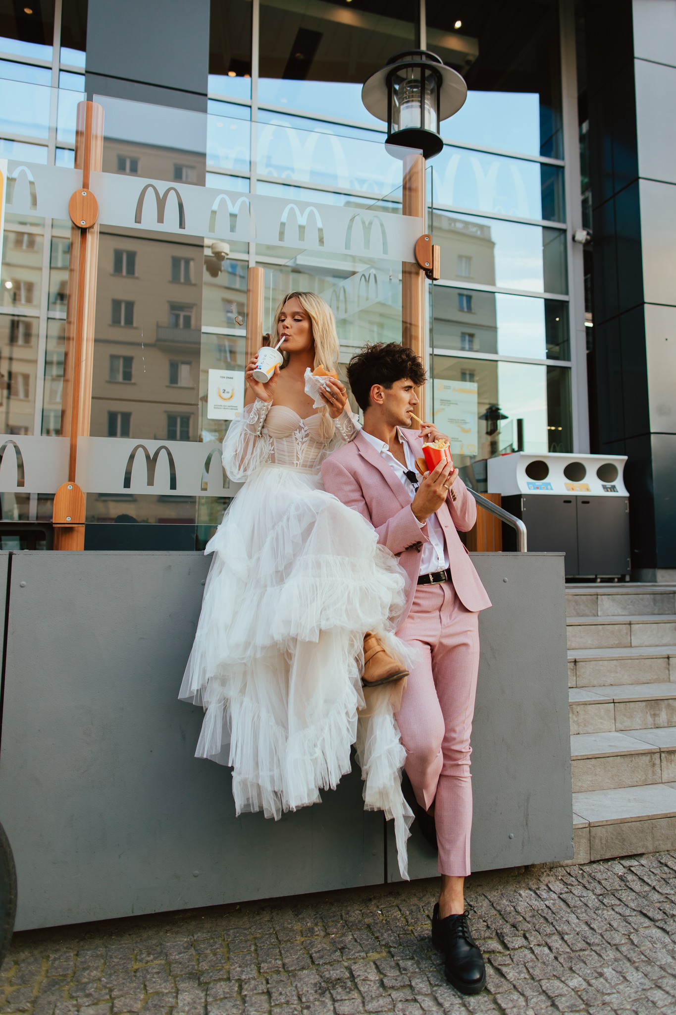 sesja ślubna w centrum Warszawy, para młoda je McDonalda