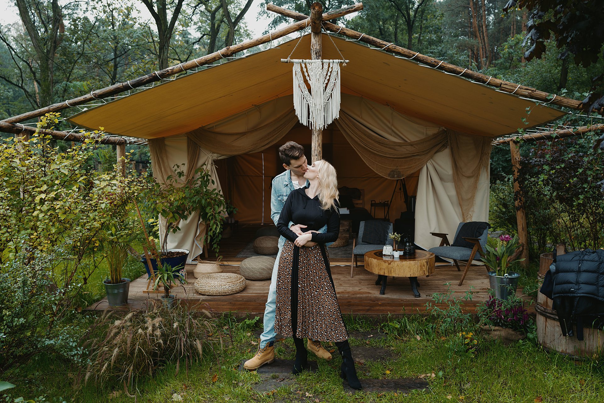 sesja narzeczeńska w Kimupra Glamping, domek kempingowy w Markach