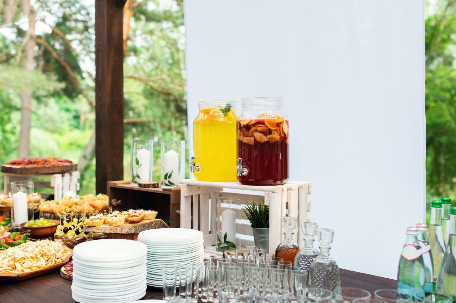 Samoobsługowy drink bar na wesele oraz stół w lemoniadą. Poznajcie cenne rady naszego eksperta!