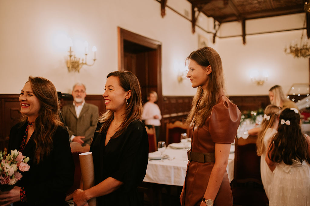 Wedding Planner podczas ślubu na sali weselnej