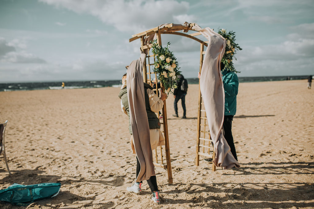 Wedding Planner podczas przygotowań wesele w plenerze nad morzem
