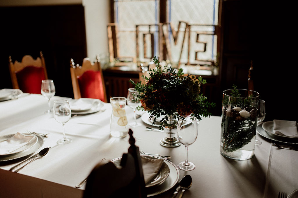Wedding Planner podczas przygotowań na sali weselnej
