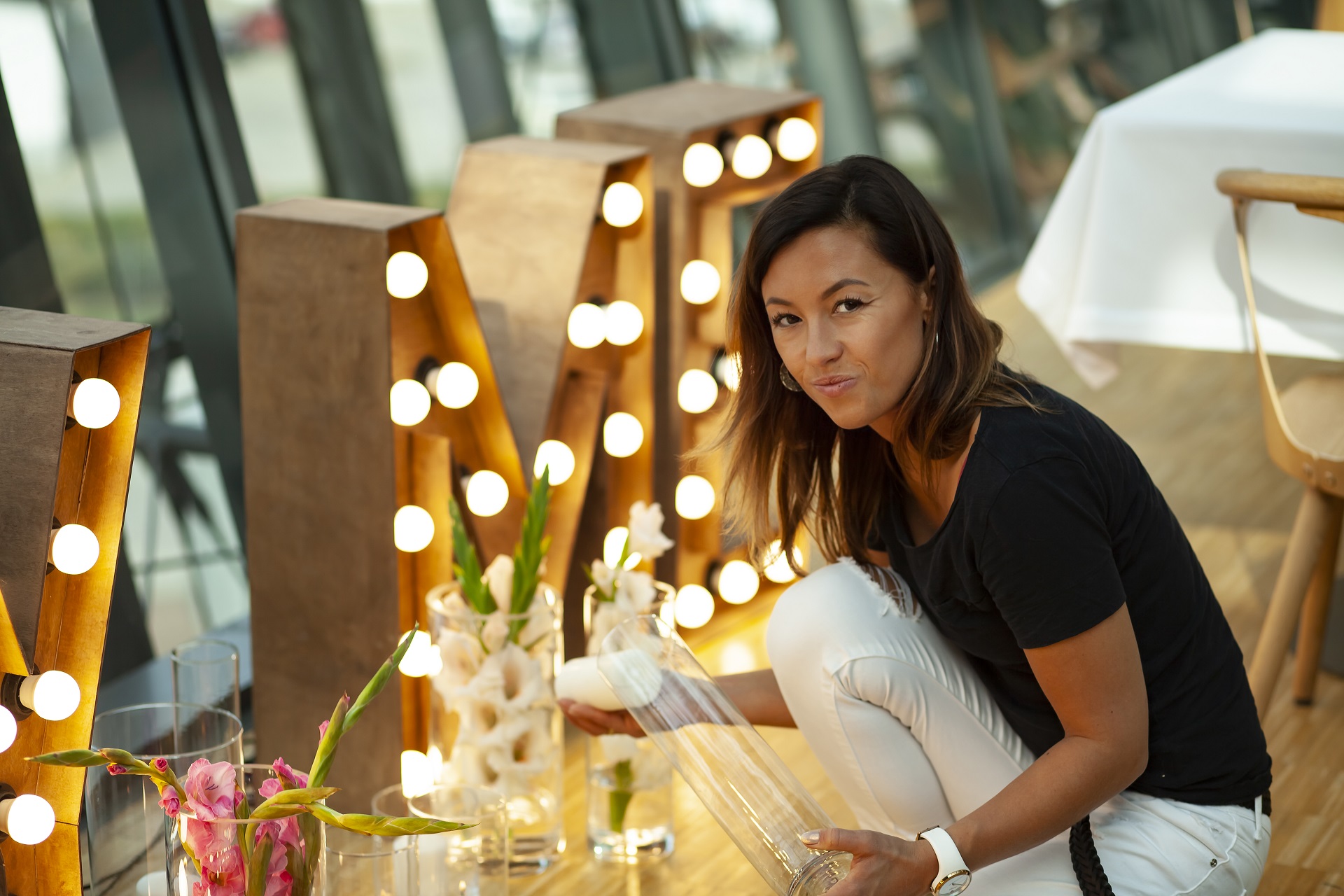 Wedding Planner podczas przygotowań na sali weselnej