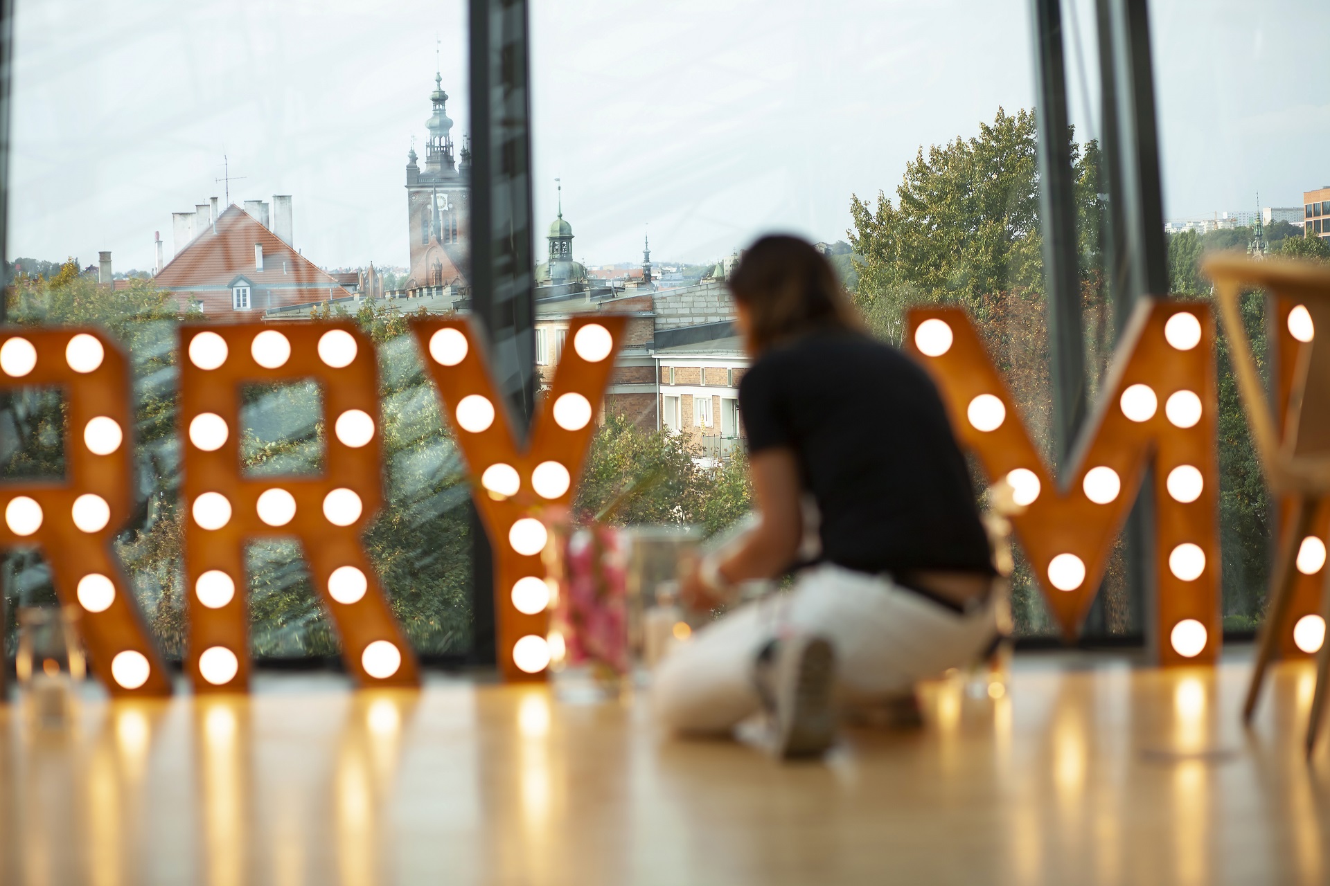 Wedding Planner podczas przygotowań na sali weselnej napis Marry Me