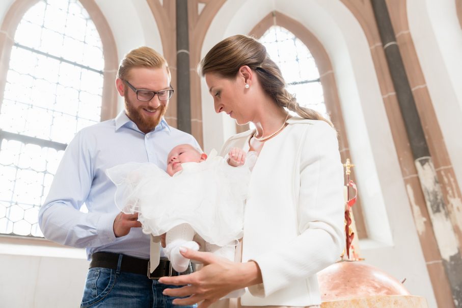 Ślub i chrzciny dziecka jednocześnie? Oto wiele zalet i kilka wad takiego rozwiązania