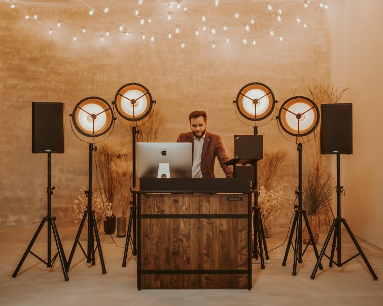 Sprawdź, ile kosztuje Dj na wesele i od czego zależy cena jego usług!