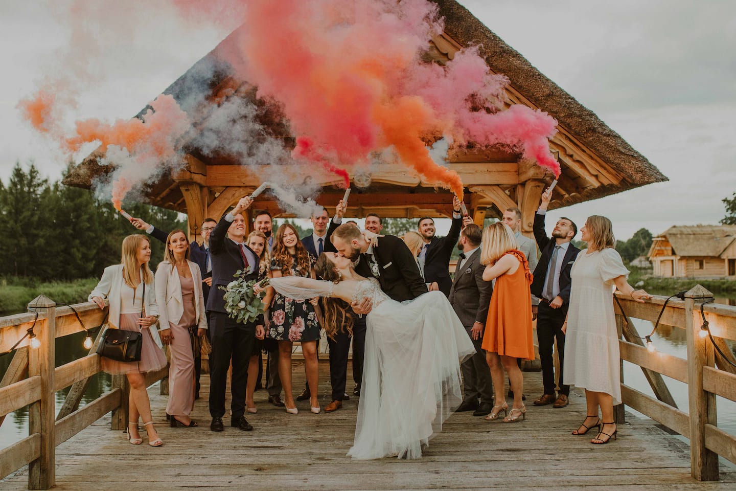fotografia ślubna para młoda z gośćmi zdjęcie grupowe, race dymne 