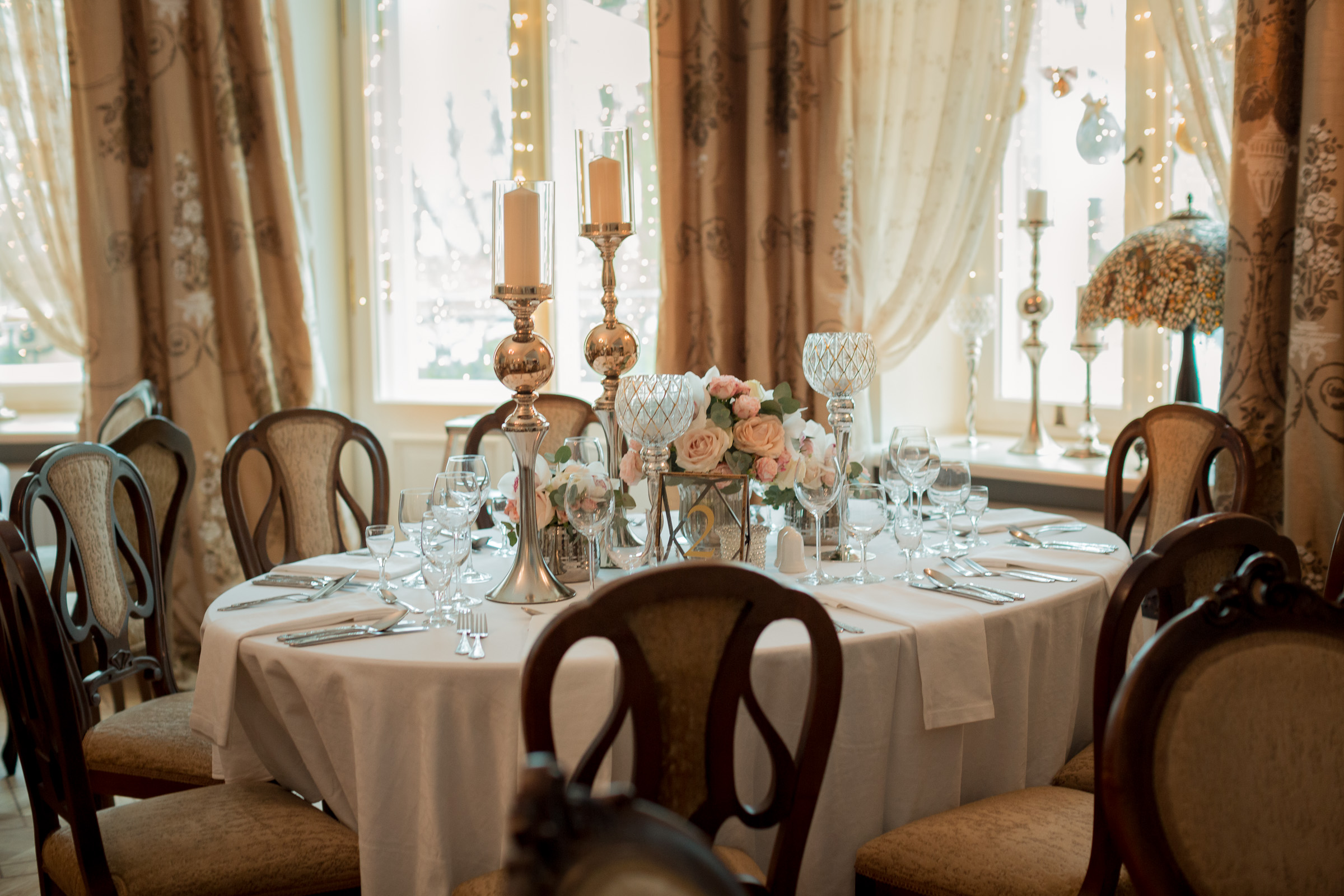 elegancka sala weselna okrągłe stoły koszty wesela