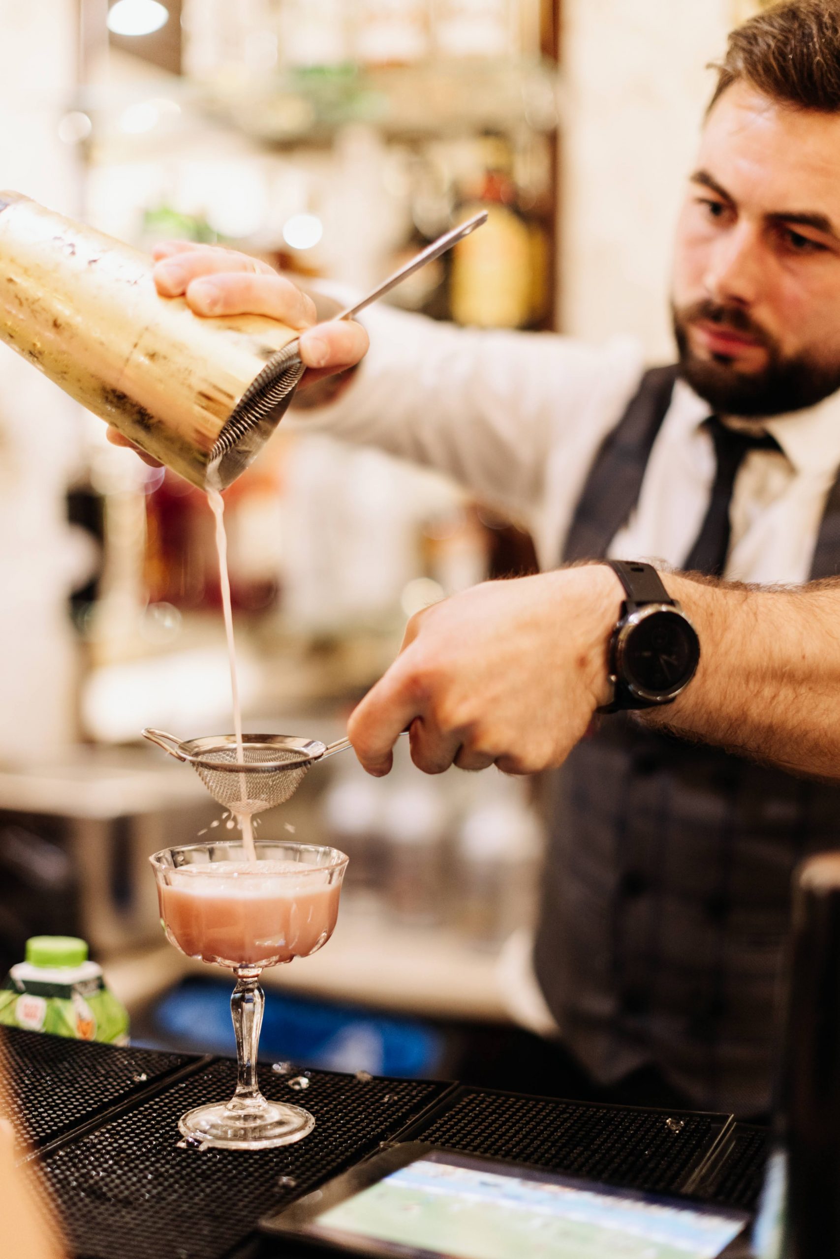 Barman robi drinki na weselu koszty wesela