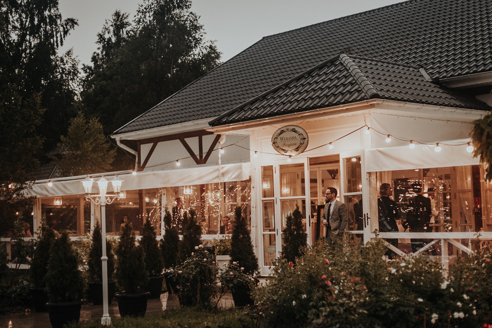 sala weselna noclegi dla gości goście weselni na werandzie lampki