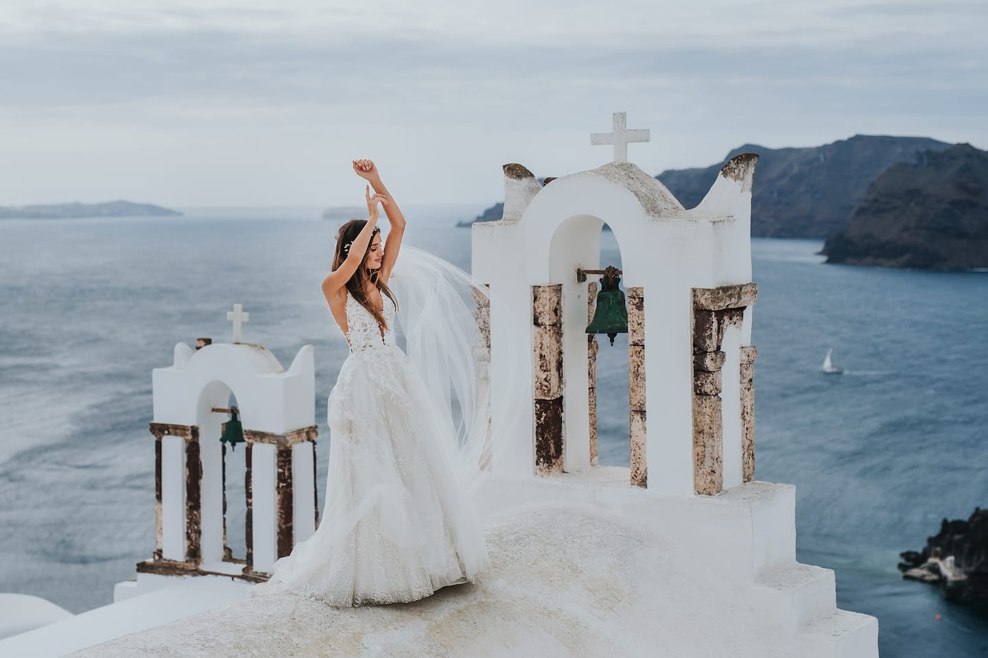 panna Młoda sesja ślubna na Santorini białe skały Grecja