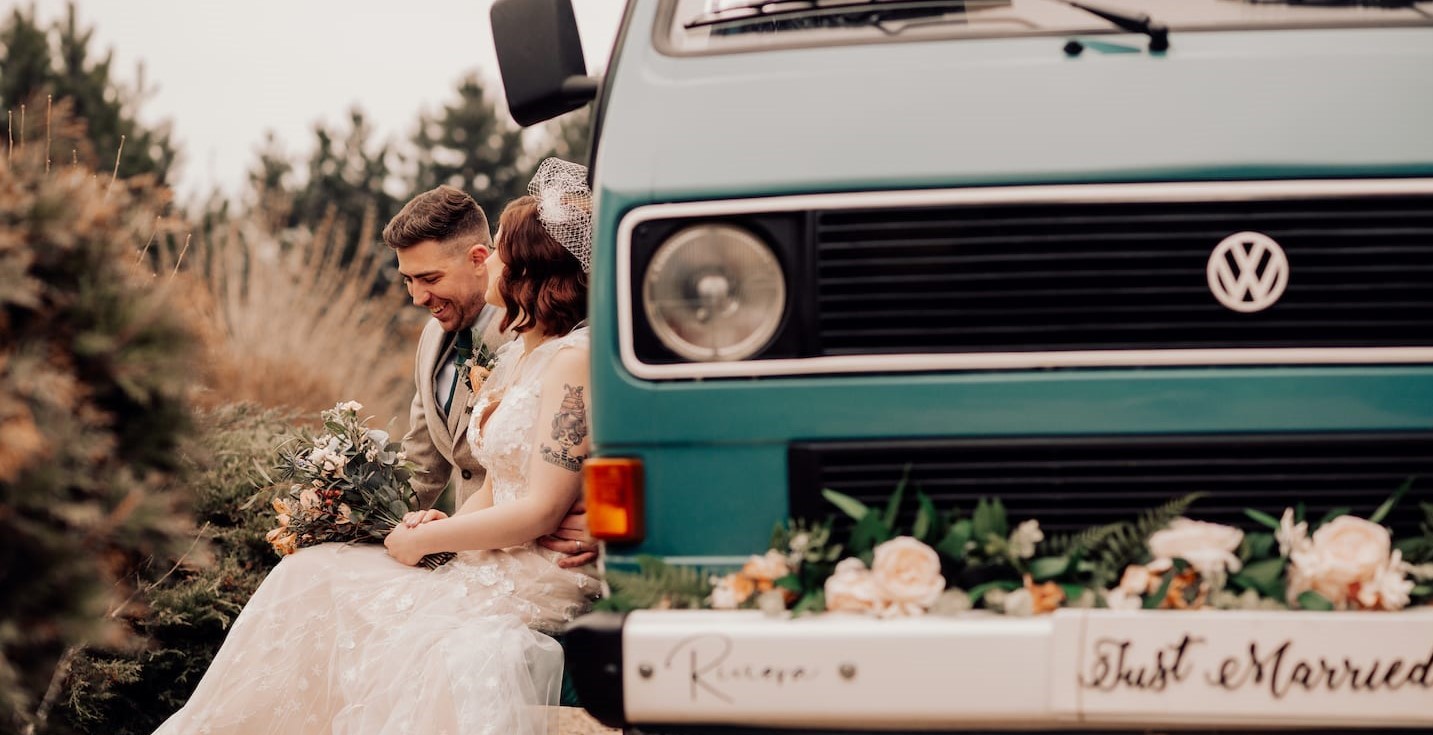 sesja plenerowa para młoda obok busa ślubnego styl retro