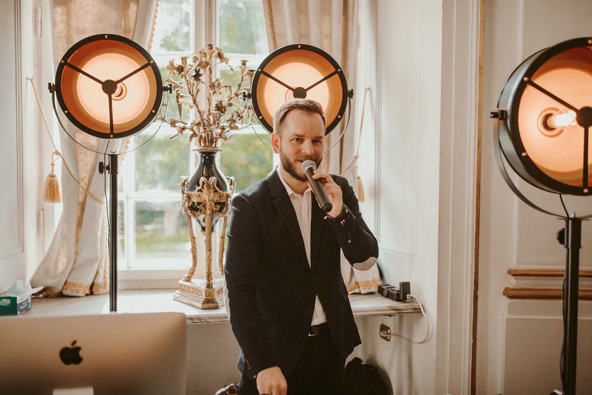 Dj na weselu wodzirej z mikrofonem sprzęt dj na weselu