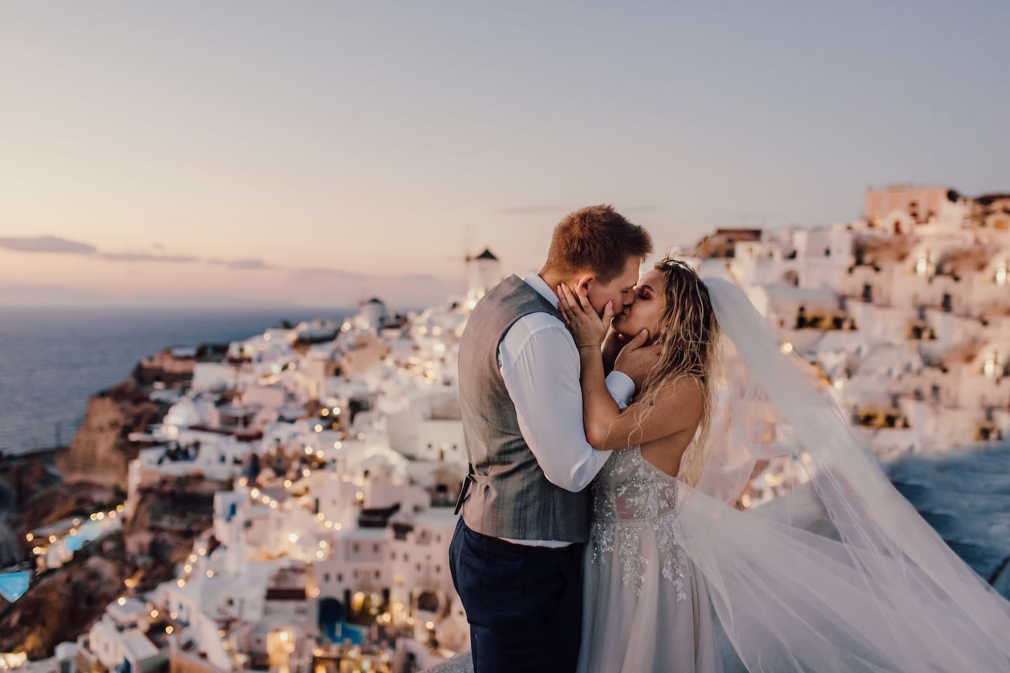 sesja ślubna na Santorini całująca się para młoda