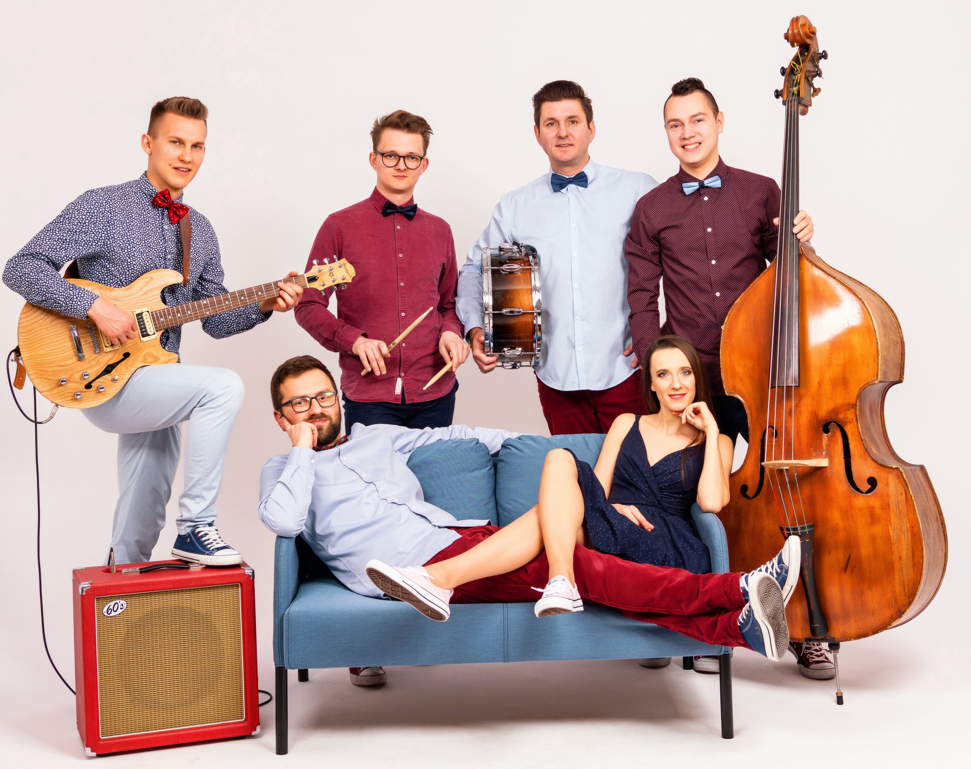 zespół weselny w pełnym składzie na kanapie, gitara bębny, kontrabas, wokalistka