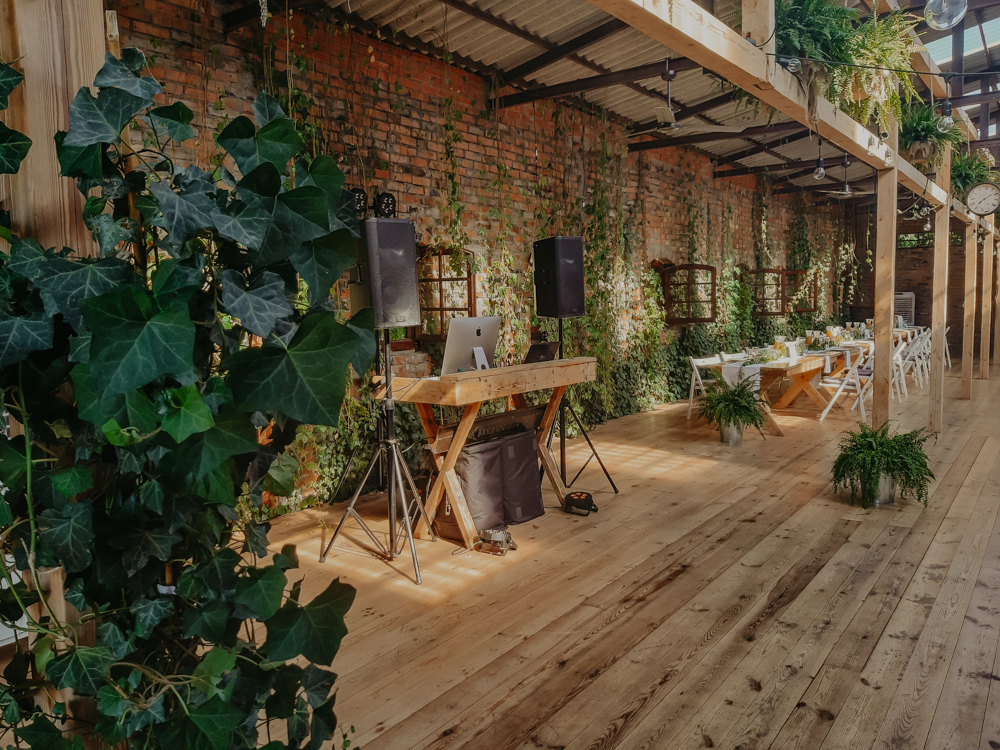 sala weselna Dj na wesele konsola dj i sprzęt na weselu
