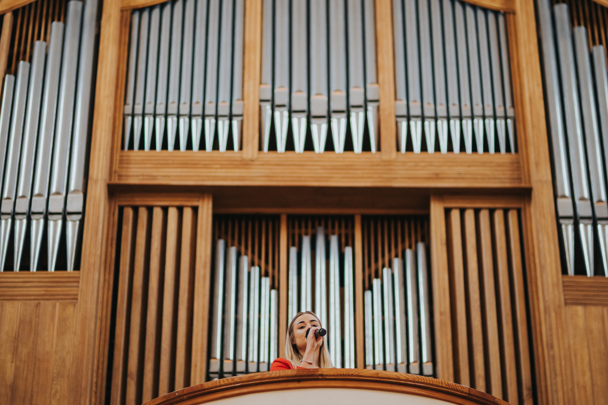śpiewaczka na tle organów