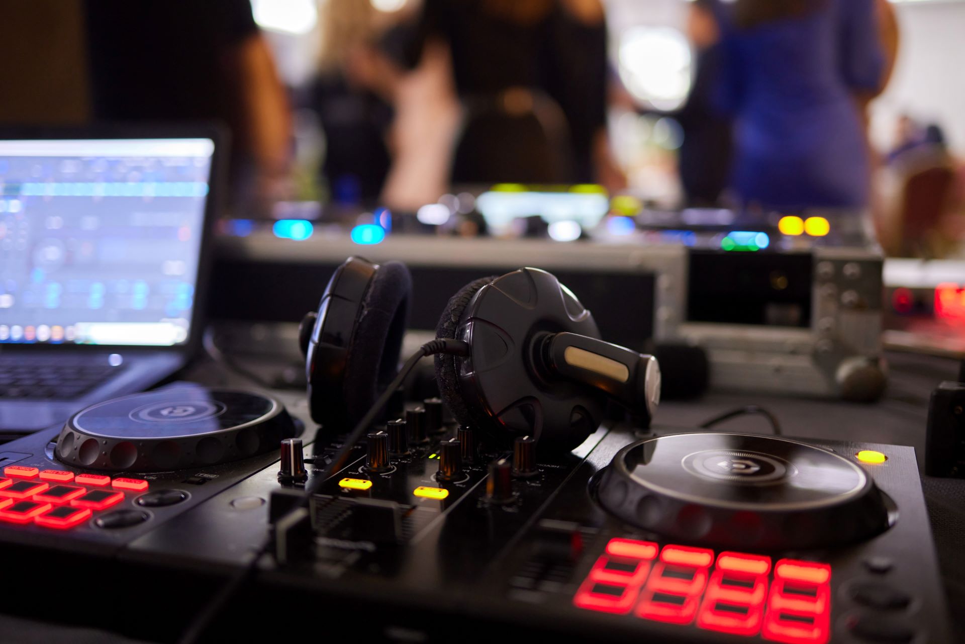 DJ