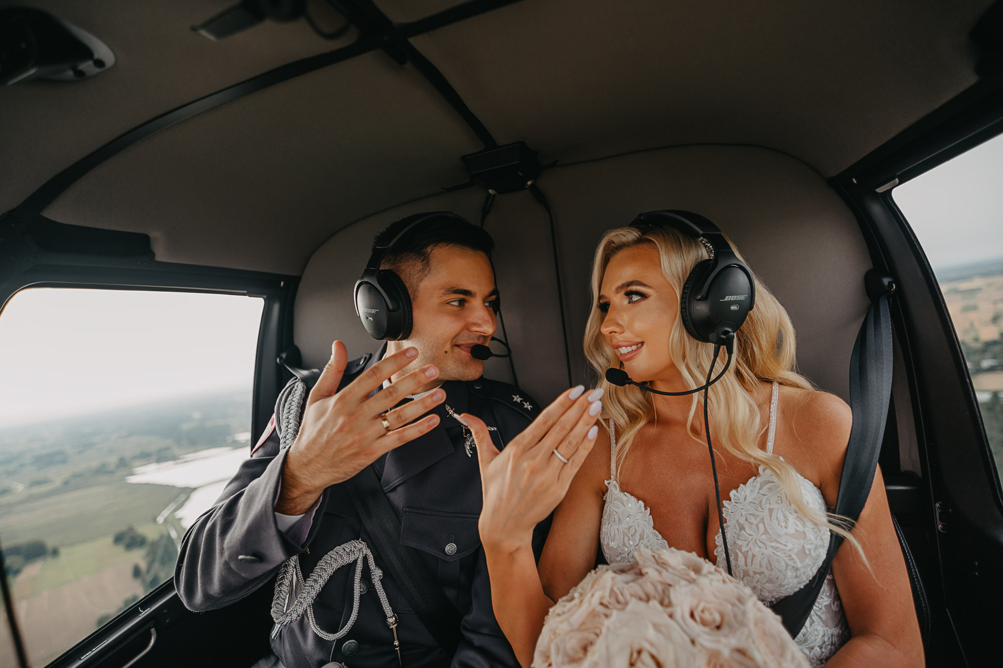 para młoda w helikopterze
