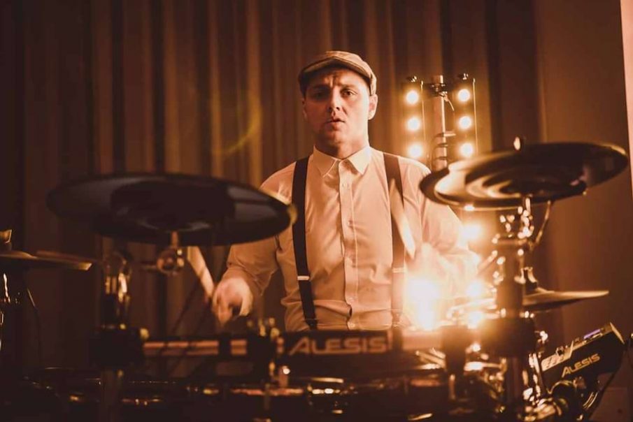 Muzyka na weselu. Czy dać DJ-owi wolną rękę w wyborze muzyki, czy postawić na listę Pary Młodej?