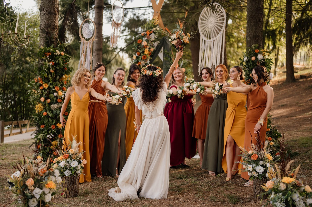Mismatched bridesmaids: druhny w stylizacjach zachowujących spójną paletę kolorystyczną.
