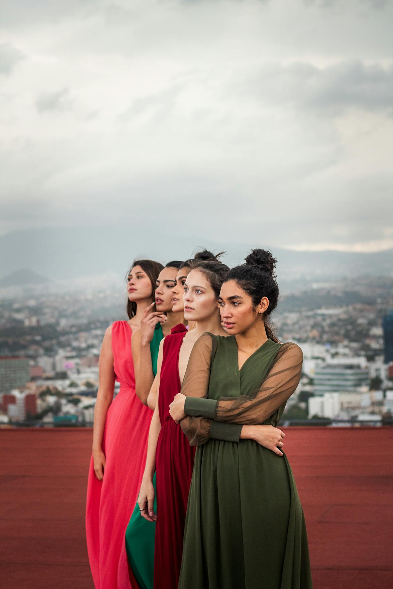 Sukienki dla druhen 2026: stylizacje mismatched bridesmaids z dekoltem typu V