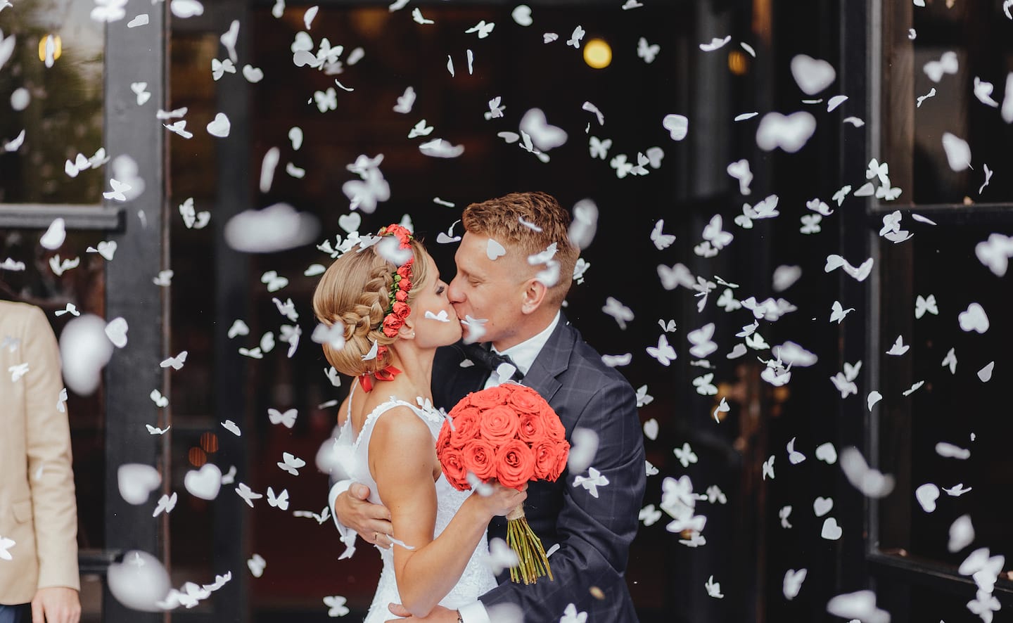 konfetti na ślubie, confetti na ślubie, całująca się Para Młoda