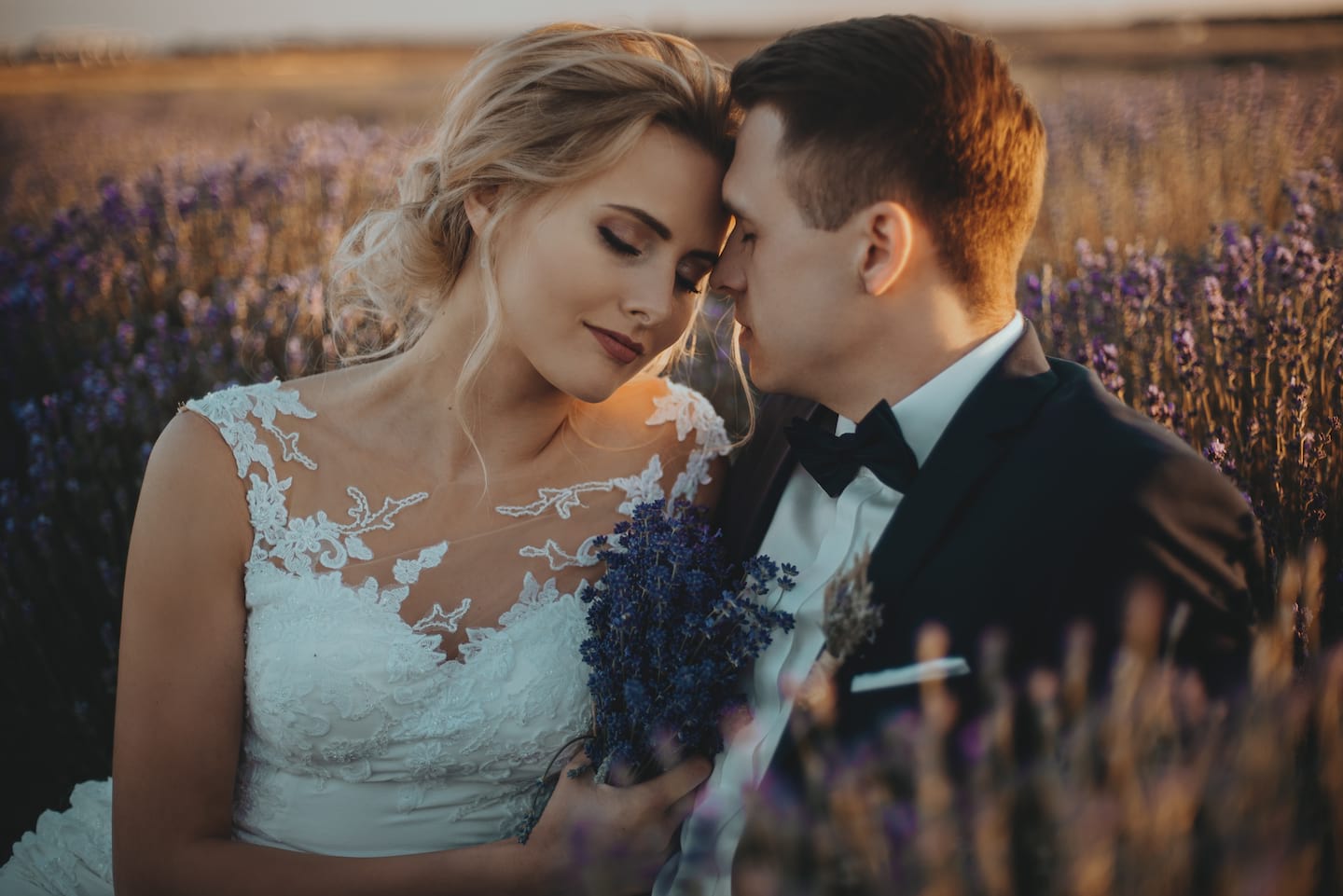 Para Młoda na polu wrzosowym